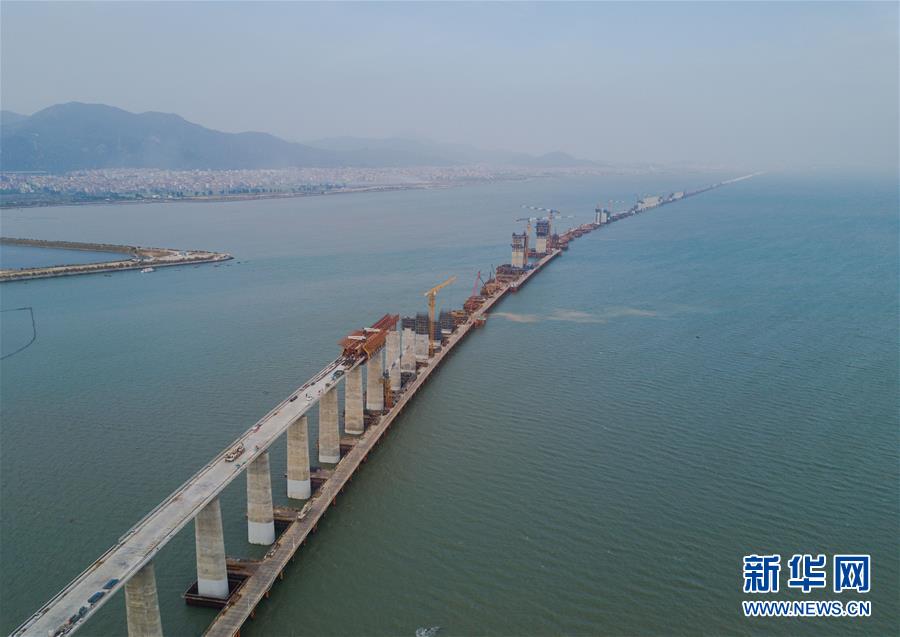 這是在新建福廈鐵路湄洲灣跨海大橋建設現(xiàn)場（11月2日攝，無人機照片）。 近日，新建福廈鐵路湄洲灣跨海大橋作業(yè)加緊推進，施工單位克服入秋以來海上風大浪大、晝夜溫差大等困難，確保工程進度。福廈高鐵是我國首條跨海高鐵。 新華社記者 宋為偉 攝