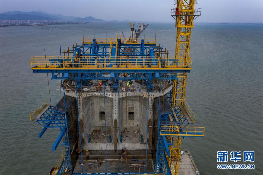 11月2日，中鐵十一局工人在新建福廈鐵路湄洲灣跨海大橋建設現(xiàn)場施工（無人機照片）。 近日，新建福廈鐵路湄洲灣跨海大橋作業(yè)加緊推進，施工單位克服入秋以來海上風大浪大、晝夜溫差大等困難，確保工程進度。福廈高鐵是我國首條跨海高鐵。 新華社記者 杜華舉 攝