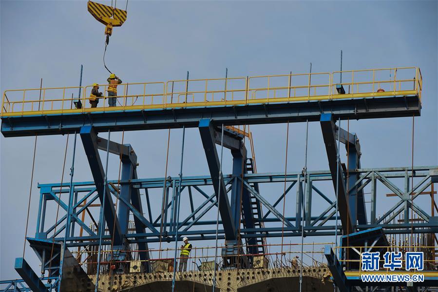 11月2日，中鐵十一局工人在新建福廈鐵路湄洲灣跨海大橋建設現(xiàn)場施工。 近日，新建福廈鐵路湄洲灣跨海大橋作業(yè)加緊推進，施工單位克服入秋以來海上風大浪大、晝夜溫差大等困難，確保工程進度。福廈高鐵是我國首條跨海高鐵。 新華社記者 宋為偉 攝