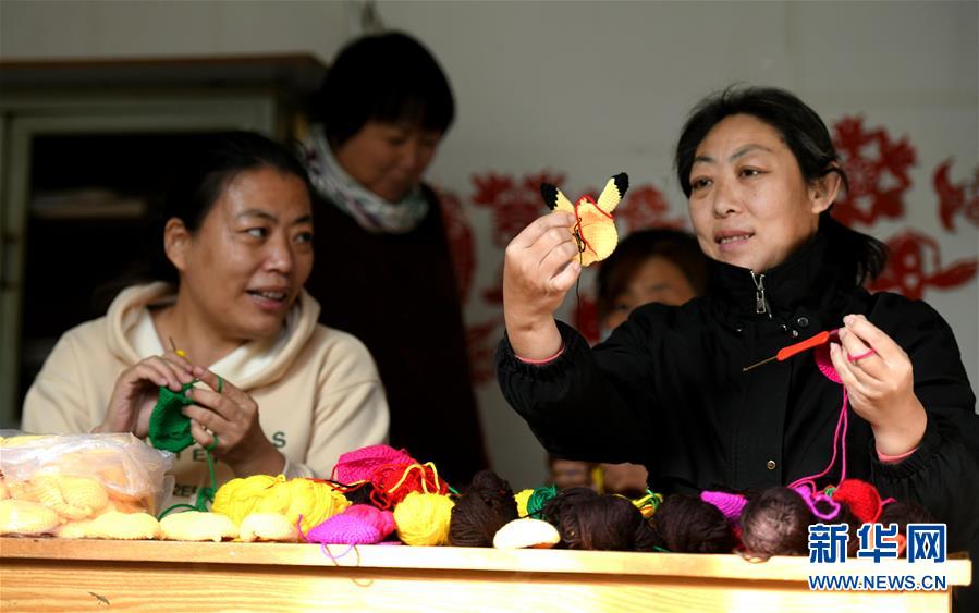 11月8日，在河北省石家莊市行唐縣剪紙培訓(xùn)基地，女學(xué)員正在學(xué)習(xí)鉤編技藝。 近年來，河北省石家莊市行唐縣婦聯(lián)強化婦女手工技能培訓(xùn)，通過實施“巧手創(chuàng)富工程”“巾幗扶貧車間”等項目，讓農(nóng)村婦女在家門口提升技能素質(zhì)、掌握一技之長，助力貧困和留守婦女就業(yè)增收。 新華社發(fā)（許建園 攝）