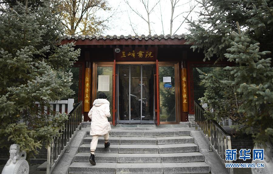 11月8日，一名讀者前往西寧市城西區(qū)一處“五峰書院”。 近年來，青海省西寧市城西區(qū)不斷完善公共文化服務(wù)體系，以“書店+咖啡”“書店+文創(chuàng)”等方式，打造多處城市書房，為讀者提供優(yōu)質(zhì)的公共閱讀空間。目前，西寧市城西區(qū)已建成8處免費(fèi)開放的“五峰書院”城市書房，總藏書超過18萬冊，電子圖書超過23萬冊。 新華社記者 張宏祥 攝