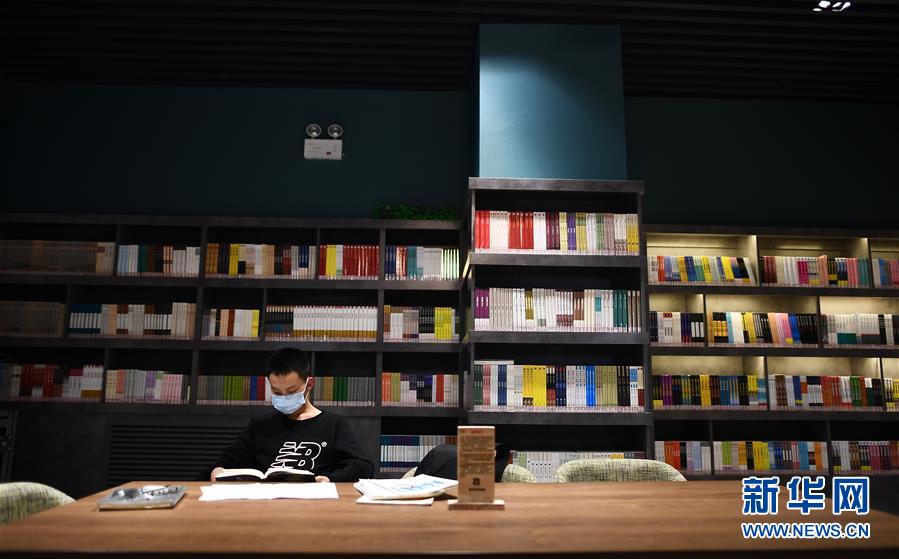 11月8日，一名讀者在西寧市城西區(qū)一處“五峰書院”閱讀。 近年來，青海省西寧市城西區(qū)不斷完善公共文化服務(wù)體系，以“書店+咖啡”“書店+文創(chuàng)”等方式，打造多處城市書房，為讀者提供優(yōu)質(zhì)的公共閱讀空間。目前，西寧市城西區(qū)已建成8處免費(fèi)開放的“五峰書院”城市書房，總藏書超過18萬冊，電子圖書超過23萬冊。 新華社記者 張宏祥 攝