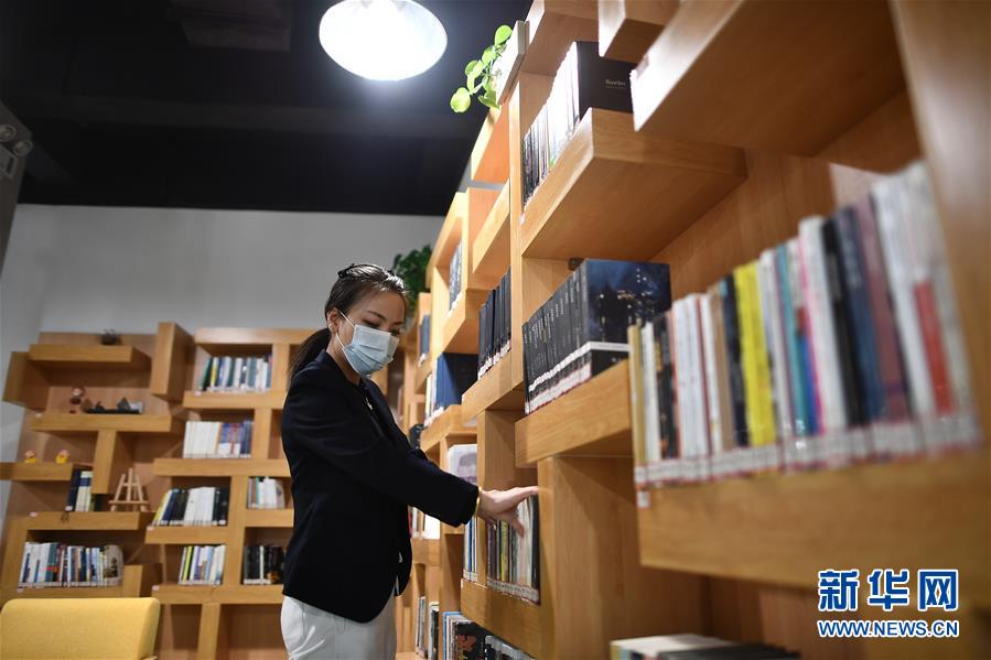 11月8日，西寧市城西區(qū)一處“五峰書院”的圖書管理員在整理圖書。 近年來，青海省西寧市城西區(qū)不斷完善公共文化服務(wù)體系，以“書店+咖啡”“書店+文創(chuàng)”等方式，打造多處城市書房，為讀者提供優(yōu)質(zhì)的公共閱讀空間。目前，西寧市城西區(qū)已建成8處免費(fèi)開放的“五峰書院”城市書房，總藏書超過18萬冊，電子圖書超過23萬冊。 新華社記者 張宏祥 攝