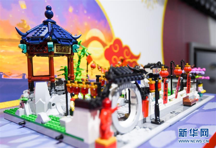 這是樂高展臺用樂高積木拼成的中式庭院（11月9日攝）。 位于進(jìn)博會消費品展區(qū)的樂高展臺以其獨特設(shè)計和趣味吸引了眾多參觀者。全球玩具巨頭樂高集團(tuán)連續(xù)三年參加進(jìn)博會，并在進(jìn)博會“全球首發(fā)”多款玩具套裝。 據(jù)樂高集團(tuán)高級副總裁、中國區(qū)總經(jīng)理黃國強(qiáng)介紹，上半年樂高中國區(qū)實現(xiàn)了兩位數(shù)的業(yè)績增長，到年底門店預(yù)計將覆蓋中國大陸60個城市。 新華社記者 陳曄華 攝