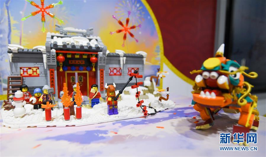 這是樂高展臺用樂高積木拼成的“年的故事”主題場景（11月9日攝）。 位于進(jìn)博會消費品展區(qū)的樂高展臺以其獨特設(shè)計和趣味吸引了眾多參觀者。全球玩具巨頭樂高集團(tuán)連續(xù)三年參加進(jìn)博會，并在進(jìn)博會“全球首發(fā)”多款玩具套裝。 據(jù)樂高集團(tuán)高級副總裁、中國區(qū)總經(jīng)理黃國強(qiáng)介紹，上半年樂高中國區(qū)實現(xiàn)了兩位數(shù)的業(yè)績增長，到年底門店預(yù)計將覆蓋中國大陸60個城市。 新華社記者 陳曄華 攝