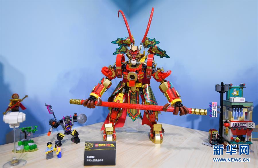 這是樂高展臺用樂高積木拼成的名為“齊天大圣黃金機(jī)甲”的造型玩具（11月9日攝）。 位于進(jìn)博會消費品展區(qū)的樂高展臺以其獨特設(shè)計和趣味吸引了眾多參觀者。全球玩具巨頭樂高集團(tuán)連續(xù)三年參加進(jìn)博會，并在進(jìn)博會“全球首發(fā)”多款玩具套裝。 據(jù)樂高集團(tuán)高級副總裁、中國區(qū)總經(jīng)理黃國強(qiáng)介紹，上半年樂高中國區(qū)實現(xiàn)了兩位數(shù)的業(yè)績增長，到年底門店預(yù)計將覆蓋中國大陸60個城市。 新華社記者 陳曄華 攝