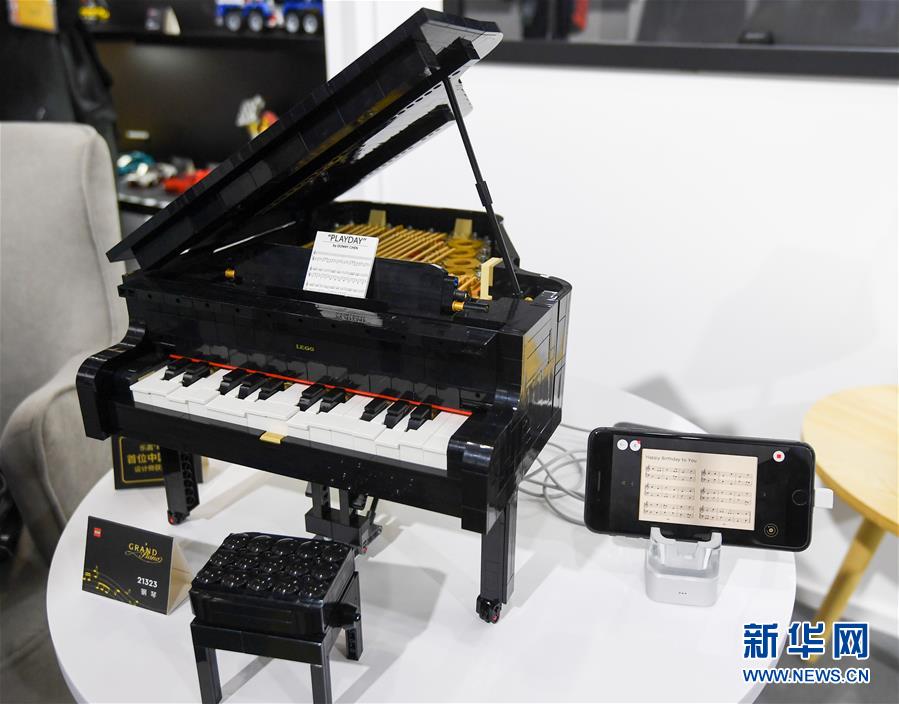 樂高展臺一架用樂高積木拼成的鋼琴（11月9日攝）。 位于進(jìn)博會消費品展區(qū)的樂高展臺以其獨特設(shè)計和趣味吸引了眾多參觀者。全球玩具巨頭樂高集團(tuán)連續(xù)三年參加進(jìn)博會，并在進(jìn)博會“全球首發(fā)”多款玩具套裝。 據(jù)樂高集團(tuán)高級副總裁、中國區(qū)總經(jīng)理黃國強(qiáng)介紹，上半年樂高中國區(qū)實現(xiàn)了兩位數(shù)的業(yè)績增長，到年底門店預(yù)計將覆蓋中國大陸60個城市。 新華社記者 陳曄華 攝