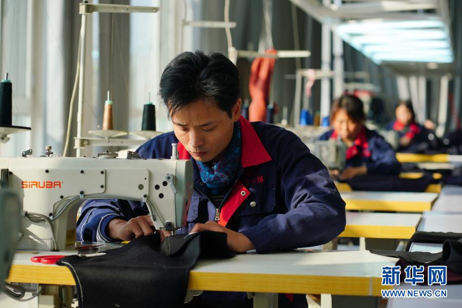 11月11日，清河縣一家羊絨制品生產(chǎn)企業(yè)的員工在羊絨大衣生產(chǎn)線上忙碌。眼下，河北省清河縣生產(chǎn)的羊絨制品進(jìn)入產(chǎn)銷旺季，企業(yè)加緊生產(chǎn)供應(yīng)市場。清河縣羊絨產(chǎn)業(yè)已有數(shù)十年的發(fā)展歷史，形成了種羊繁殖、原絨采購、紡紗、針織、成衣及營銷、物流等產(chǎn)業(yè)鏈條和產(chǎn)業(yè)協(xié)作配套體系。近年來，該縣打造“專業(yè)市場+電子商務(wù)”銷售模式，進(jìn)一步拓展羊絨制品企業(yè)的發(fā)展空間。新華社記者 牟宇 攝