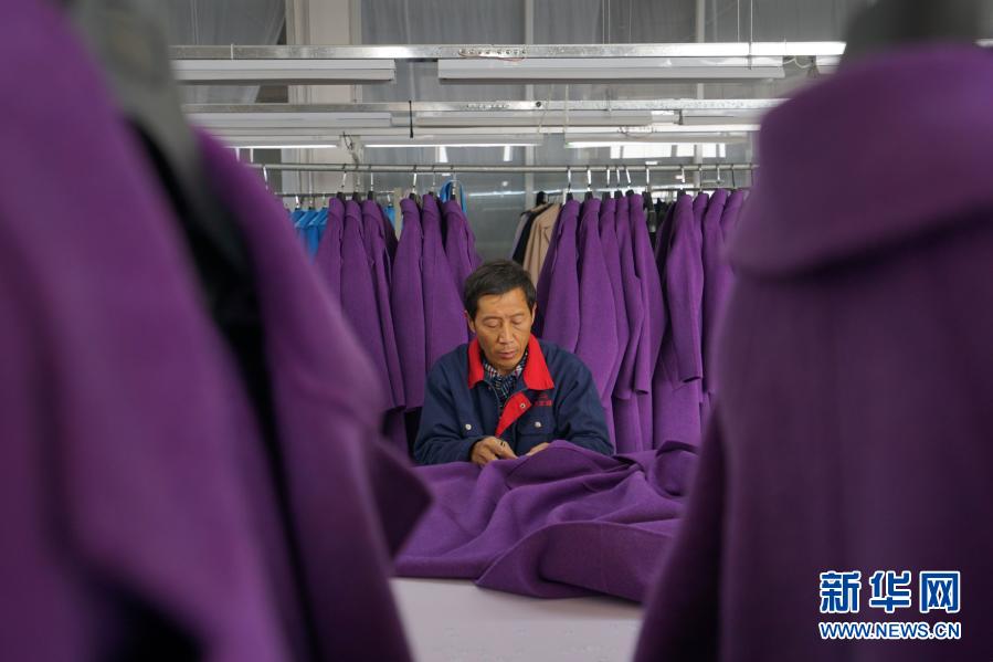 11月11日，清河縣一家羊絨制品生產(chǎn)企業(yè)的員工縫制羊絨大衣。新華社記者 牟宇 攝