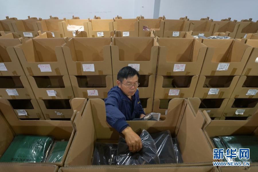 11月11日，清河縣一家羊絨制品生產(chǎn)企業(yè)的員工在倉庫整理羊絨衫。新華社記者 牟宇 攝