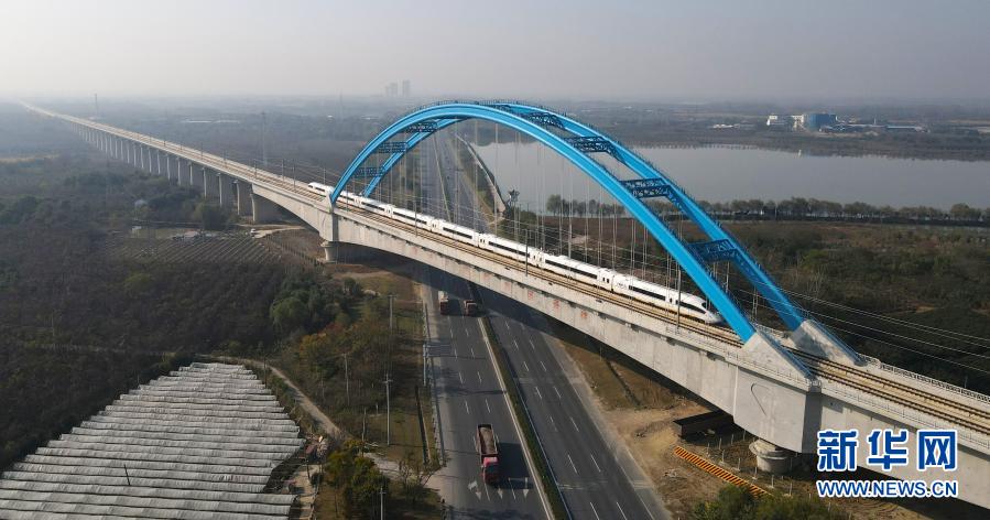 11月13日，試運行列車行駛在合安高鐵上（無人機照片）。當日，一列動車組列車從合肥南站出發(fā)，駛向安慶方向，進行列車運行圖參數(shù)等項目測試。這標志合安高鐵正式進入試運行階段，計劃于12月中旬具備開通運營條件。合安高鐵于2016年11月全線開工，是我國“八縱八橫”高鐵網(wǎng)京港通道的重要組成部分，是合肥至南昌間快速客運的主通道。新華社記者 周牧 攝
