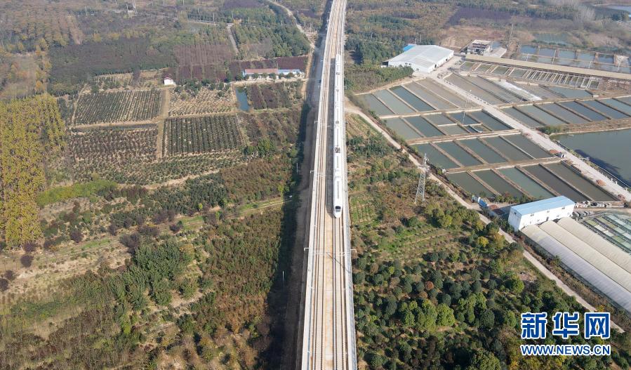 11月13日，試運行列車行駛在合安高鐵上（無人機照片）。當日，一列動車組列車從合肥南站出發(fā)，駛向安慶方向，進行列車運行圖參數(shù)等項目測試。這標志合安高鐵正式進入試運行階段，計劃于12月中旬具備開通運營條件。合安高鐵于2016年11月全線開工，是我國“八縱八橫”高鐵網(wǎng)京港通道的重要組成部分，是合肥至南昌間快速客運的主通道。新華社記者 周牧 攝