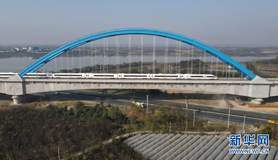 11月13日，試運行列車行駛在合安高鐵上（無人機照片）。當日，一列動車組列車從合肥南站出發(fā)，駛向安慶方向，進行列車運行圖參數(shù)等項目測試。這標志合安高鐵正式進入試運行階段，計劃于12月中旬具備開通運營條件。合安高鐵于2016年11月全線開工，是我國“八縱八橫”高鐵網(wǎng)京港通道的重要組成部分，是合肥至南昌間快速客運的主通道。新華社記者 周牧 攝