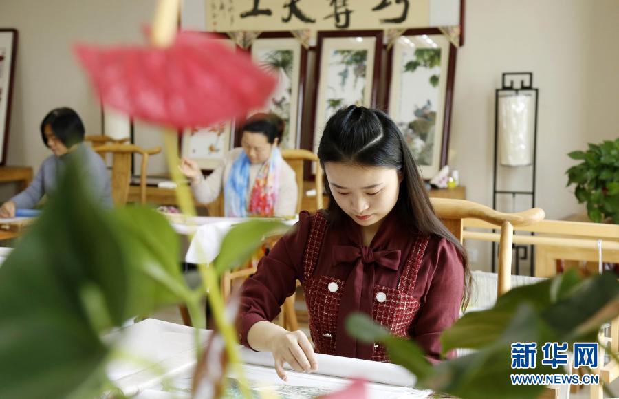 11月15日，邢臺(tái)市襄都區(qū)巾幗職業(yè)技能公益培訓(xùn)班的學(xué)員在學(xué)習(xí)刺繡。近年來(lái)，河北省邢臺(tái)市襄都區(qū)婦聯(lián)把發(fā)展婦女手工藝作為服務(wù)婦女就業(yè)、幫助婦女脫貧致富的途徑，舉辦各類職業(yè)技能公益培訓(xùn)，促進(jìn)城鄉(xiāng)婦女就近就業(yè)、靈活就業(yè)。新華社發(fā)（張馳 攝）