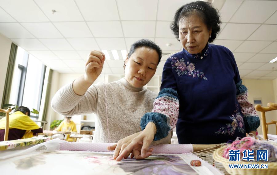 11月15日，邢臺(tái)市襄都區(qū)巾幗職業(yè)技能公益培訓(xùn)班的教師指導(dǎo)學(xué)員學(xué)習(xí)刺繡。新華社發(fā)（張馳 攝）