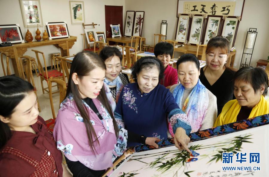 11月15日，邢臺(tái)市襄都區(qū)巾幗職業(yè)技能公益培訓(xùn)班的教師在點(diǎn)評(píng)學(xué)員的刺繡作品。新華社發(fā)（張馳 攝）