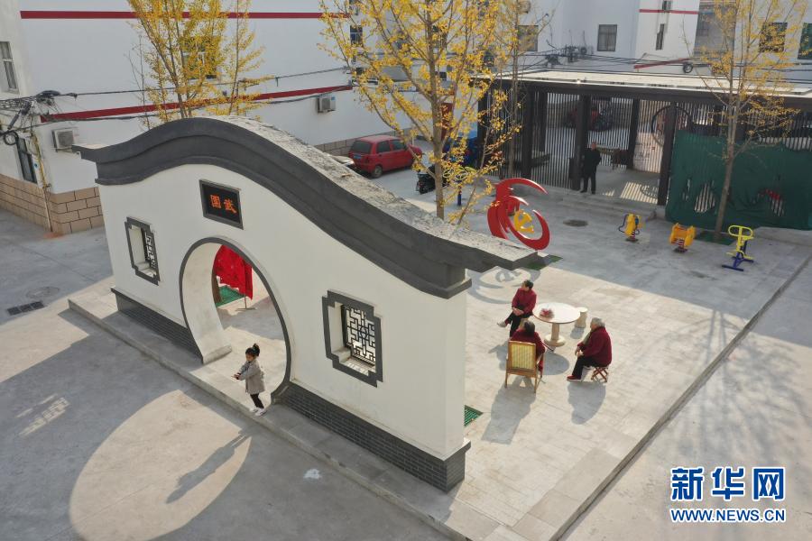 11月15日，居民在河南省焦作市溫縣一處改造后的小區(qū)內(nèi)休閑（無(wú)人機(jī)照片）。新華社發(fā)（徐宏星 攝）