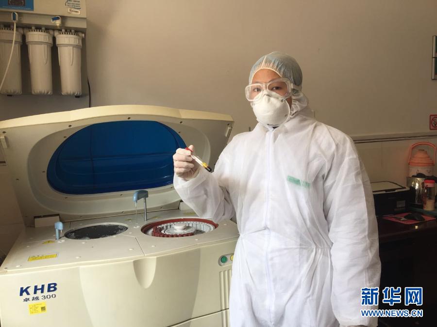 武漢市金口中心衛(wèi)生院范湖分院化驗(yàn)員甘如意在工作中（資料照片）。新華社發(fā)