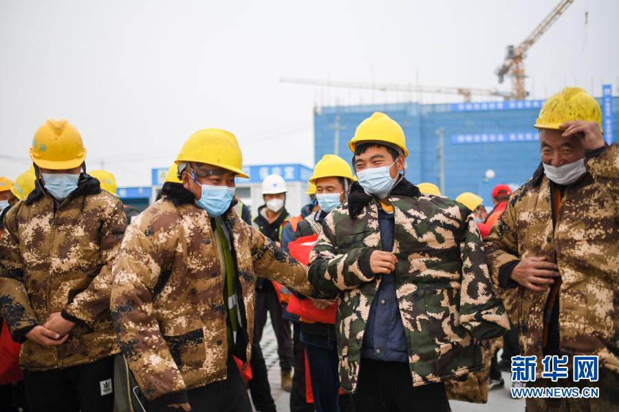11月16日，在中建三局二公司北京公司懷柔中科院項目部，工友們試穿新棉服。當日，一場關(guān)愛工友送溫暖活動在中建三局二公司北京公司懷柔中科院項目部舉行。一線勞動者收到棉服、護膚品等慰問品，在冬日里收獲一份溫情。新華社記者 陳曄華 攝