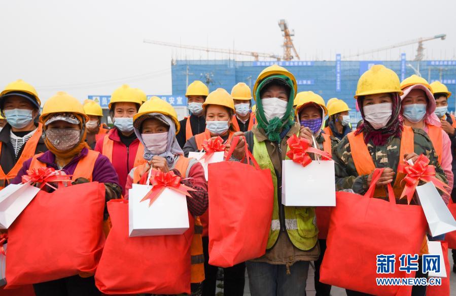 11月16日，在中建三局二公司北京公司懷柔中科院項目部，收到棉服、護膚品等慰問品的工友一起合影。當日，一場關(guān)愛工友送溫暖活動在中建三局二公司北京公司懷柔中科院項目部舉行。一線勞動者收到棉服、護膚品等慰問品，在冬日里收獲一份溫情。新華社記者 陳曄華 攝