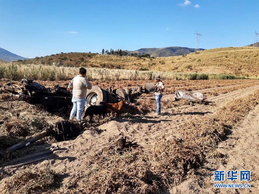 11月16日，在墨西哥納亞里特州首府特皮克市至瓜達(dá)拉哈拉市的高速公路附近，工作人員調(diào)查爆炸事故殘骸。墨西哥西北部納亞里特州安全部門16日發(fā)表公報說，該州當(dāng)天發(fā)生一起油罐車爆炸事故，造成12人死亡。新華社發(fā)