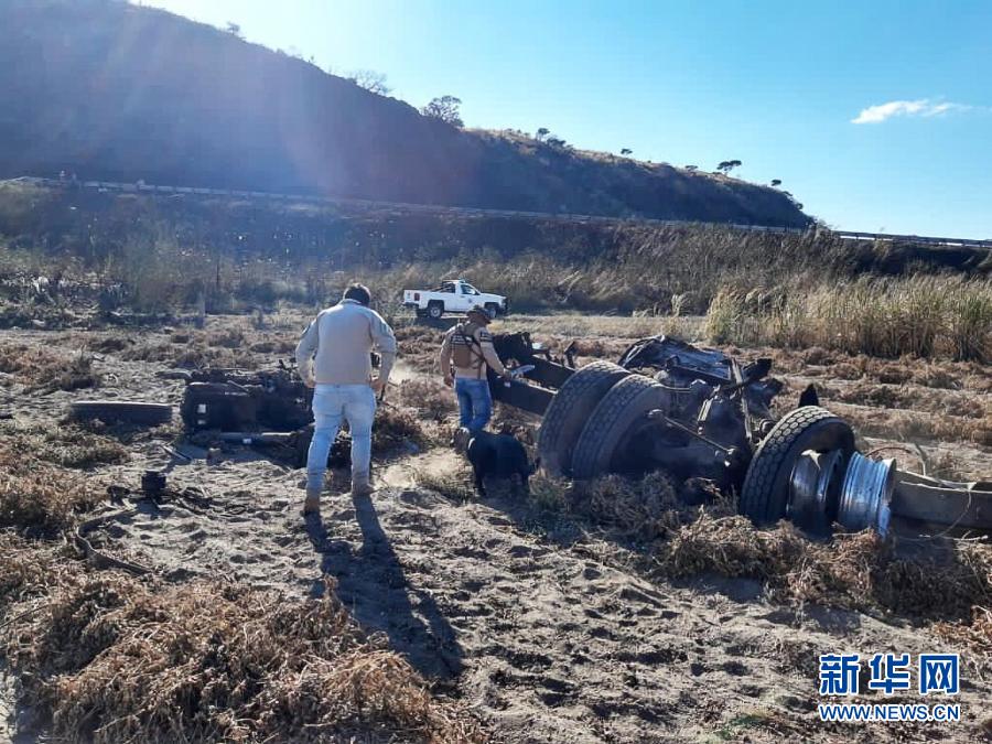 11月16日，在墨西哥納亞里特州首府特皮克市至瓜達(dá)拉哈拉市的高速公路附近，工作人員調(diào)查爆炸事故殘骸。墨西哥西北部納亞里特州安全部門16日發(fā)表公報說，該州當(dāng)天發(fā)生一起油罐車爆炸事故，造成12人死亡。新華社發(fā)