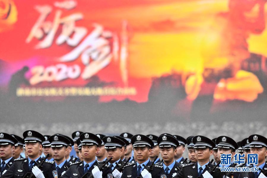 11月17日，在濟(jì)南市公安局濟(jì)南特警支隊(duì)訓(xùn)練場(chǎng)，干警列隊(duì)參加實(shí)戰(zhàn)大練兵。新華社記者 郭緒雷 攝