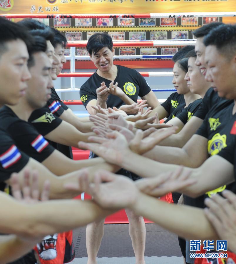 11月21日，廣州市番禺區(qū)盧氏本能詠春拳訓練基地的盧彥敏（后中）為學員指點詠春拳黏手技法。具有200多年歷史的詠春拳是國家級非物質文化遺產。廣東省廣州市番禺區(qū)的國家級武術六段詠春拳教練盧彥敏，自幼師承詠春拳名家盧繼甜，并取多家之長融于詠春拳傳統(tǒng)技法之中，使傳統(tǒng)詠春拳得到更好的傳承發(fā)展。盧彥敏從事詠春拳傳承40年來，到過13個國家進行國際武術文化交流與推廣，為詠春拳培養(yǎng)出了300多名弟子。新華社發(fā)（劉玉和 攝）