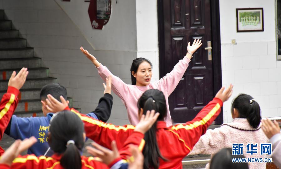 11月18日，在河南省洛陽市嵩縣德亭鎮(zhèn)酒店小學(xué)，王予川帶學(xué)生做韻律操。新華社記者 韓朝陽 攝
