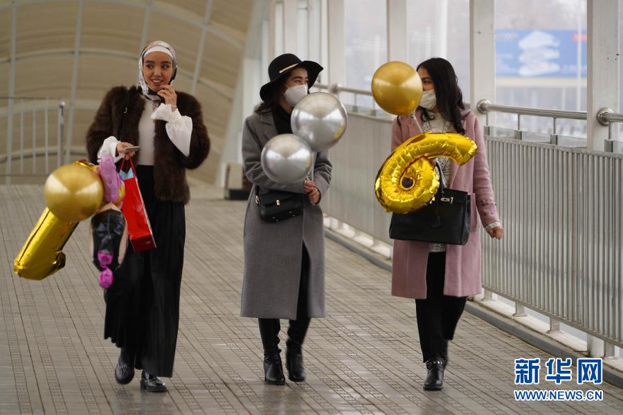 12月14日，在烏茲別克斯坦首都塔什干，市民佩戴口罩出行。新華社發(fā)（扎法爾攝）