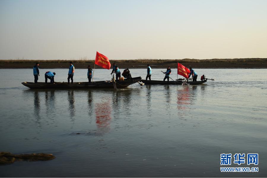 12月16日，蔡小華（左三）和隊(duì)員們?cè)谑屎嫌^察水面是否有違法捕撈的工具。今年36歲的蔡小華曾是安徽省馬鞍山市博望區(qū)的一名漁民，跟隨父輩在石臼湖上捕魚(yú)，直到2019年退捕上岸，告別水上生活。今年8月，博望區(qū)石臼湖自然保護(hù)區(qū)管理站成立護(hù)魚(yú)隊(duì)，蔡小華應(yīng)聘上崗成為護(hù)魚(yú)隊(duì)的隊(duì)長(zhǎng)。清理湖面垃圾、拆除廢棄漁網(wǎng)、勸阻違法行為，昔日的捕魚(yú)人成了護(hù)魚(yú)員。新華社記者 黃博涵 攝