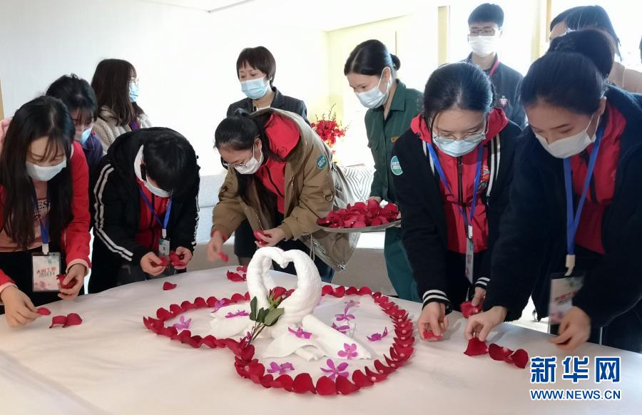 12月16日，選手在練習(xí)主題房的擺設(shè)。當(dāng)日，在剛剛閉幕的第一屆全國職業(yè)技能大賽中獲得優(yōu)異成績的12名選手，走進(jìn)廣州白天鵝賓館進(jìn)行交流學(xué)習(xí)。第一屆中華人民共和國職業(yè)技能大賽于12月10日至13日在廣州舉行。新華社記者 黃國保 攝