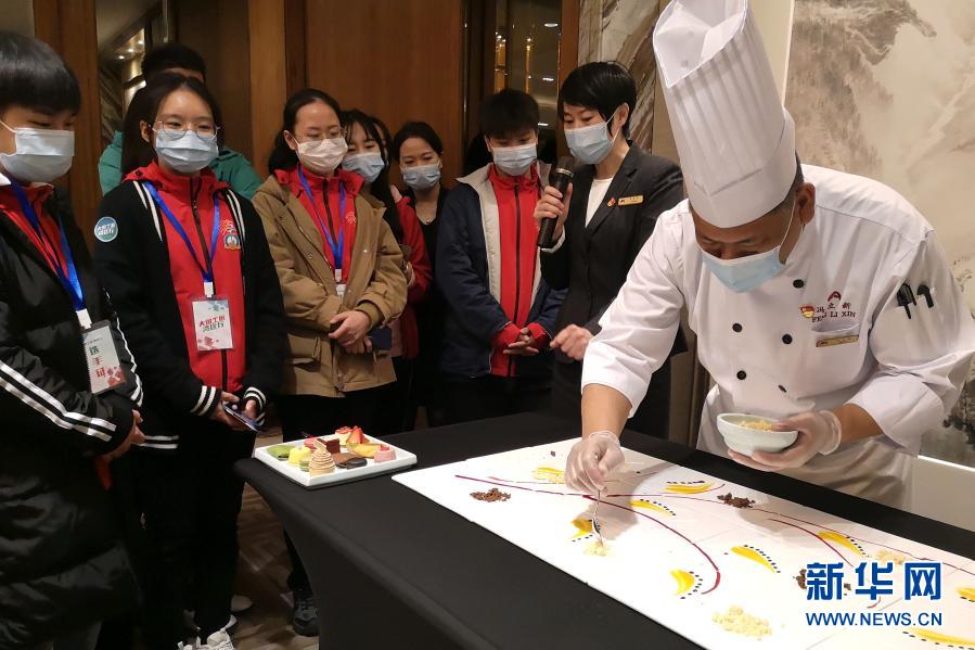 12月16日，廣州白天鵝賓館餐飲部西餅大廚馮立新（右一）展示裝飾擺盤。當(dāng)日，在剛剛閉幕的第一屆全國職業(yè)技能大賽中獲得優(yōu)異成績的12名選手，走進(jìn)廣州白天鵝賓館進(jìn)行交流學(xué)習(xí)。第一屆中華人民共和國職業(yè)技能大賽于12月10日至13日在廣州舉行。新華社記者 黃國保 攝