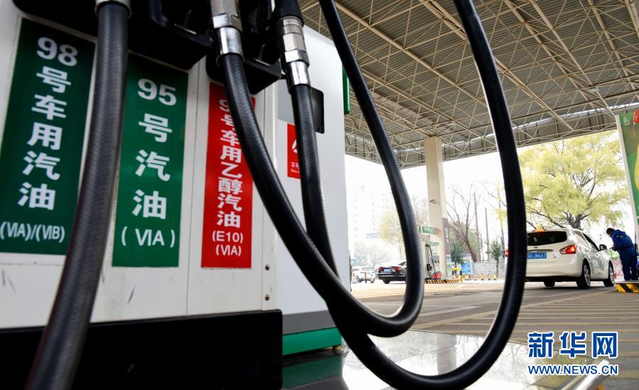 12月17日，車輛在江蘇省連云港市海州區(qū)一加油站加油。國家發(fā)展改革委17日稱，根據(jù)近期國際市場油價變化情況，按照現(xiàn)行成品油價格形成機(jī)制，自2020年12月17日24時起，國內(nèi)汽油、柴油價格每噸分別提高155元和150元。這是年內(nèi)成品油價格首次“三連漲”。新華社發(fā)（耿玉和 攝）