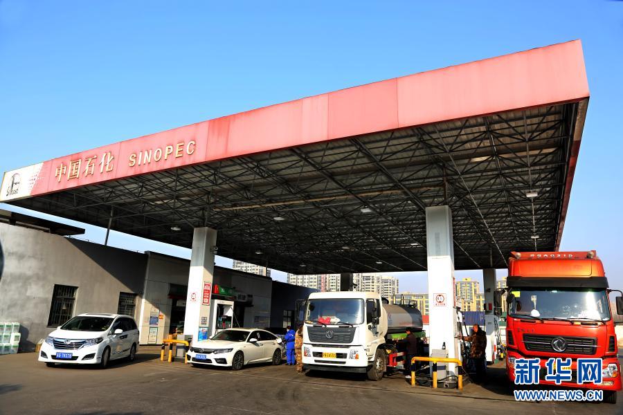 12月17日，車輛在江蘇省連云港市連云區(qū)一加油站加油。國家發(fā)展改革委17日稱，根據(jù)近期國際市場油價變化情況，按照現(xiàn)行成品油價格形成機(jī)制，自2020年12月17日24時起，國內(nèi)汽油、柴油價格每噸分別提高155元和150元。這是年內(nèi)成品油價格首次“三連漲”。新華社發(fā)（耿玉和 攝）