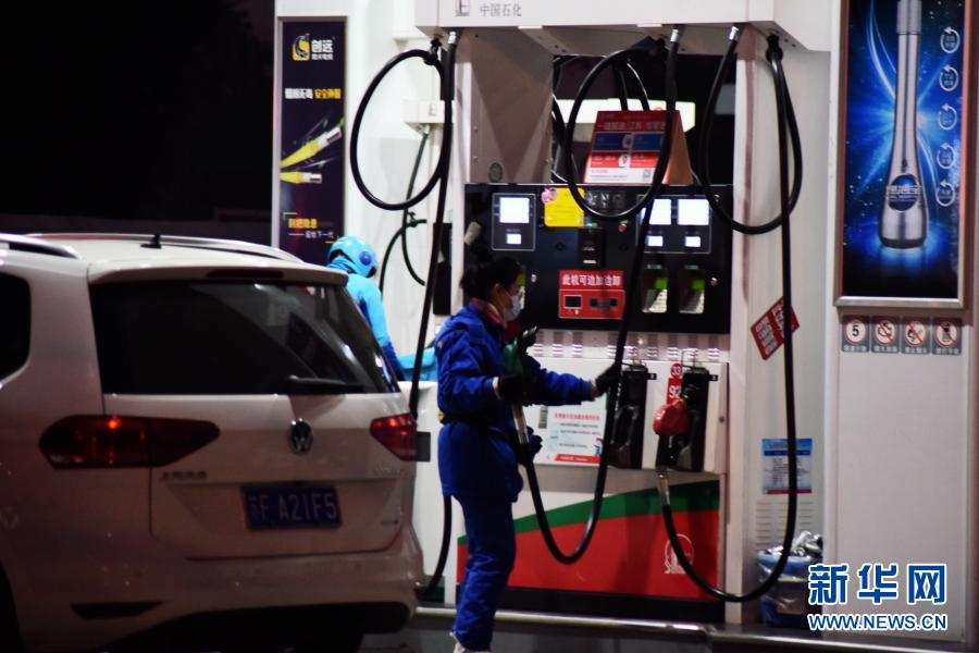 12月17日，車輛在江蘇省如皋市一加油站加油。國家發(fā)展改革委17日稱，根據(jù)近期國際市場油價變化情況，按照現(xiàn)行成品油價格形成機(jī)制，自2020年12月17日24時起，國內(nèi)汽油、柴油價格每噸分別提高155元和150元。這是年內(nèi)成品油價格首次“三連漲”。新華社發(fā)（耿玉和 攝）