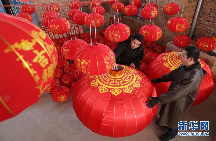 12月21日，在河南省武陟縣西陶鎮(zhèn)石荊村一家燈籠加工廠，顧客在挑選大紅燈籠。新華社發(fā)（馮小敏 攝）