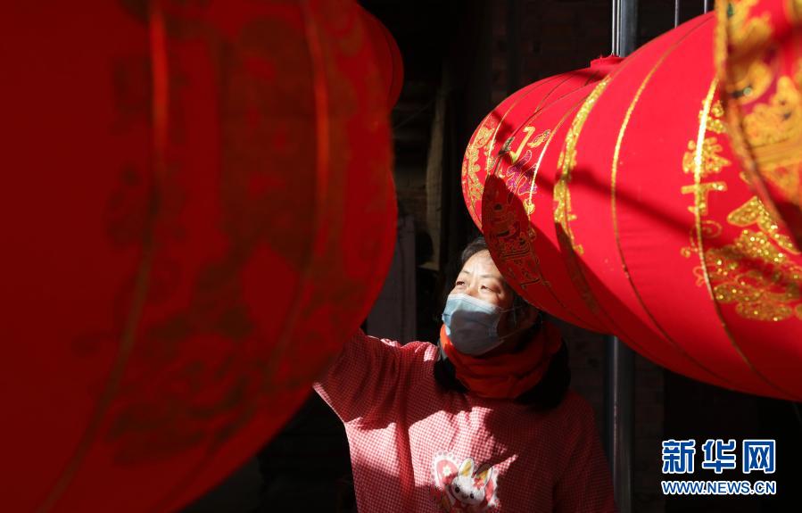 12月21日，在河南省武陟縣西陶鎮(zhèn)石荊村一家燈籠加工廠，顧客在挑選大紅燈籠。新華社發(fā)（馮小敏 攝）