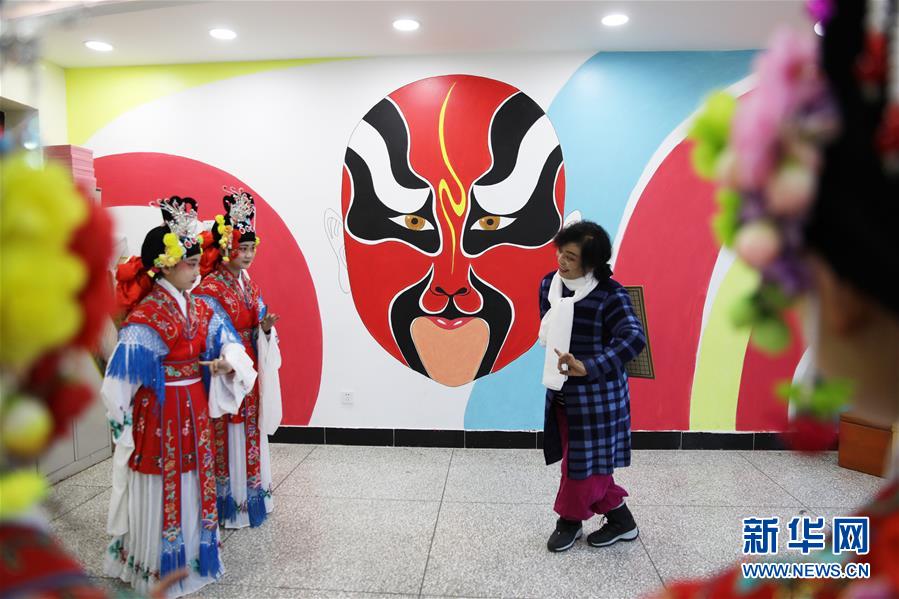 12月22日，在承德市雙橋區(qū)魁星園小學(xué)京劇課堂，學(xué)生在老師的指導(dǎo)下學(xué)習(xí)京劇。 河北省承德市雙橋區(qū)魁星園小學(xué)是一所京劇藝術(shù)教育特色學(xué)校，榮獲“全國中小學(xué)中華優(yōu)秀文化藝術(shù)傳承學(xué)?！狈Q號(hào)。該校將京劇作為校本課程納入學(xué)校課程表，學(xué)校組織力量自編教材，聘請(qǐng)專業(yè)教師為學(xué)生上課，教授京劇表演技藝和經(jīng)典唱段，讓孩子們“學(xué)起來”“唱出來”“舞起來”，感受傳統(tǒng)戲曲文化的魅力。 新華社發(fā)（劉環(huán)宇 攝）
