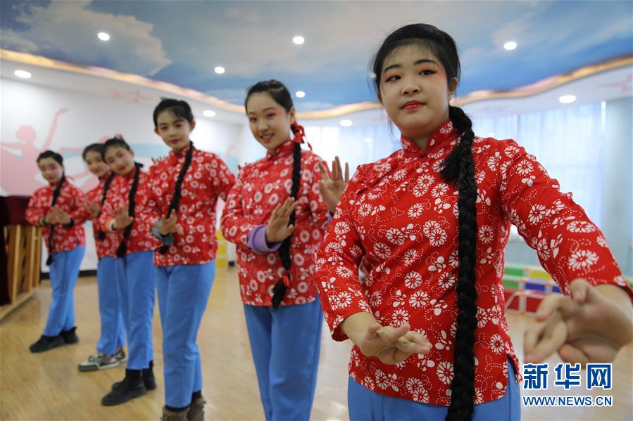 12月22日，在承德市雙橋區(qū)魁星園小學(xué)京劇課堂，學(xué)生在老師的指導(dǎo)下進(jìn)行形體訓(xùn)練。 河北省承德市雙橋區(qū)魁星園小學(xué)是一所京劇藝術(shù)教育特色學(xué)校，榮獲“全國中小學(xué)中華優(yōu)秀文化藝術(shù)傳承學(xué)?！狈Q號(hào)。該校將京劇作為校本課程納入學(xué)校課程表，學(xué)校組織力量自編教材，聘請(qǐng)專業(yè)教師為學(xué)生上課，教授京劇表演技藝和經(jīng)典唱段，讓孩子們“學(xué)起來”“唱出來”“舞起來”，感受傳統(tǒng)戲曲文化的魅力。 新華社發(fā)（劉環(huán)宇 攝）
