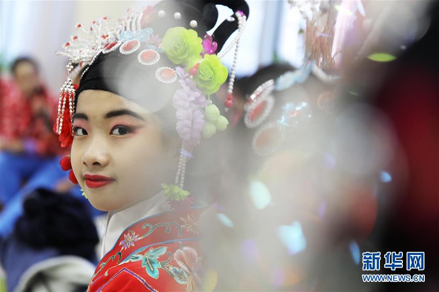 12月22日，在承德市雙橋區(qū)魁星園小學(xué)京劇課堂，學(xué)生在上京劇課。 河北省承德市雙橋區(qū)魁星園小學(xué)是一所京劇藝術(shù)教育特色學(xué)校，榮獲“全國中小學(xué)中華優(yōu)秀文化藝術(shù)傳承學(xué)?！狈Q號(hào)。該校將京劇作為校本課程納入學(xué)校課程表，學(xué)校組織力量自編教材，聘請(qǐng)專業(yè)教師為學(xué)生上課，教授京劇表演技藝和經(jīng)典唱段，讓孩子們“學(xué)起來”“唱出來”“舞起來”，感受傳統(tǒng)戲曲文化的魅力。 新華社發(fā)（劉環(huán)宇 攝）