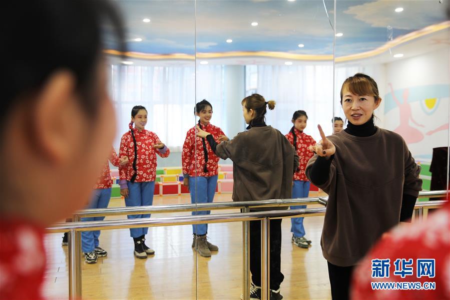 12月22日，在承德市雙橋區(qū)魁星園小學(xué)京劇課堂，學(xué)生在老師的指導(dǎo)下進(jìn)行形體訓(xùn)練。 河北省承德市雙橋區(qū)魁星園小學(xué)是一所京劇藝術(shù)教育特色學(xué)校，榮獲“全國中小學(xué)中華優(yōu)秀文化藝術(shù)傳承學(xué)校”稱號(hào)。該校將京劇作為校本課程納入學(xué)校課程表，學(xué)校組織力量自編教材，聘請(qǐng)專業(yè)教師為學(xué)生上課，教授京劇表演技藝和經(jīng)典唱段，讓孩子們“學(xué)起來”“唱出來”“舞起來”，感受傳統(tǒng)戲曲文化的魅力。 新華社發(fā)（劉環(huán)宇 攝）