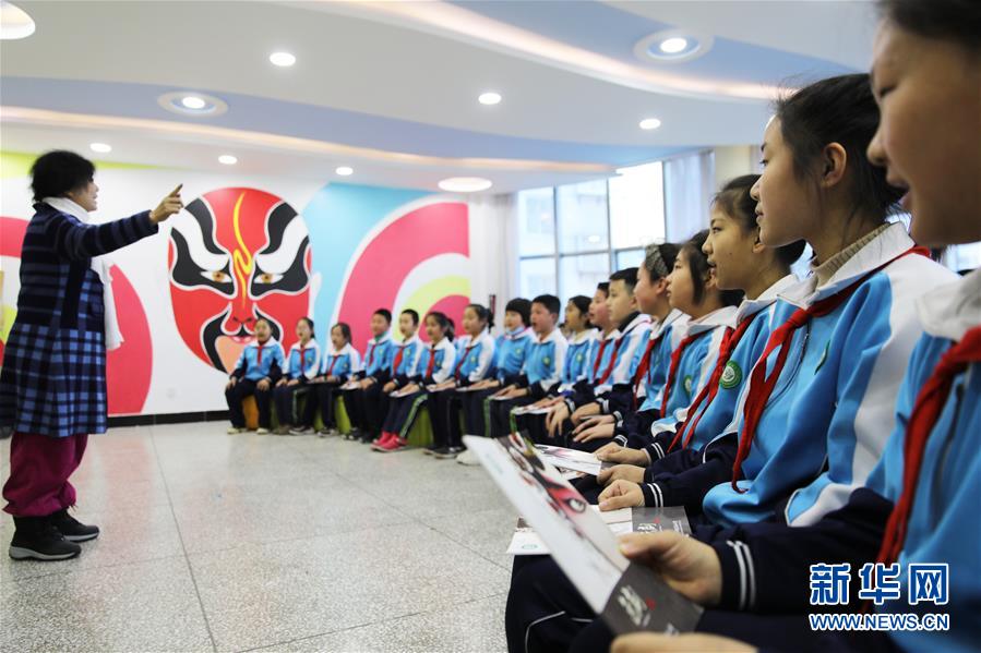 12月22日，在承德市雙橋區(qū)魁星園小學(xué)京劇課堂，老師為學(xué)生們上京劇表演課。 河北省承德市雙橋區(qū)魁星園小學(xué)是一所京劇藝術(shù)教育特色學(xué)校，榮獲“全國中小學(xué)中華優(yōu)秀文化藝術(shù)傳承學(xué)?！狈Q號(hào)。該校將京劇作為校本課程納入學(xué)校課程表，學(xué)校組織力量自編教材，聘請(qǐng)專業(yè)教師為學(xué)生上課，教授京劇表演技藝和經(jīng)典唱段，讓孩子們“學(xué)起來”“唱出來”“舞起來”，感受傳統(tǒng)戲曲文化的魅力。 新華社發(fā)（劉環(huán)宇 攝）
