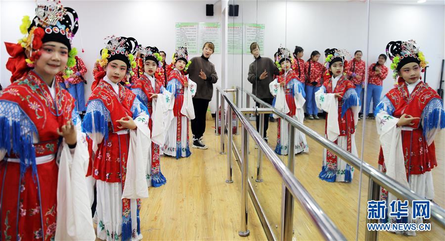 12月22日，在承德市雙橋區(qū)魁星園小學(xué)京劇課堂，學(xué)生在老師的指導(dǎo)下學(xué)習(xí)京劇。 河北省承德市雙橋區(qū)魁星園小學(xué)是一所京劇藝術(shù)教育特色學(xué)校，榮獲“全國中小學(xué)中華優(yōu)秀文化藝術(shù)傳承學(xué)?！狈Q號(hào)。該校將京劇作為校本課程納入學(xué)校課程表，學(xué)校組織力量自編教材，聘請(qǐng)專業(yè)教師為學(xué)生上課，教授京劇表演技藝和經(jīng)典唱段，讓孩子們“學(xué)起來”“唱出來”“舞起來”，感受傳統(tǒng)戲曲文化的魅力。 新華社發(fā)（劉環(huán)宇 攝）