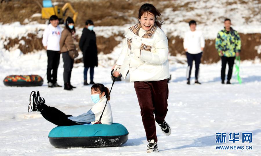 12月23日，一對選手在參加拉雪圈比賽。當日，河北省滄州市滄縣舉行冰雪趣味運動會，百余名選手參加了拉雪圈、雪地保齡球、雪地跳繩、雪地爬犁等項目的比拼，運動會將趣味競賽與全民健身結合，讓群眾享受冰雪運動帶來的快樂。新華社發(fā)（周洋 攝）