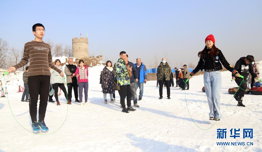 12月23日，選手參加雪地1分鐘跳繩比賽。當日，河北省滄州市滄縣舉行冰雪趣味運動會，百余名選手參加了拉雪圈、雪地保齡球、雪地跳繩、雪地爬犁等項目的比拼，運動會將趣味競賽與全民健身結合，讓群眾享受冰雪運動帶來的快樂。新華社發(fā)（周洋 攝）