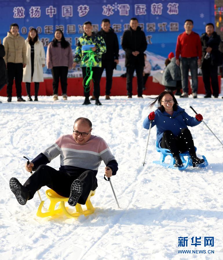 12月23日，選手參加雪地爬犁比賽。當日，河北省滄州市滄縣舉行冰雪趣味運動會，百余名選手參加了拉雪圈、雪地保齡球、雪地跳繩、雪地爬犁等項目的比拼，運動會將趣味競賽與全民健身結合，讓群眾享受冰雪運動帶來的快樂。新華社發(fā)（周洋 攝）