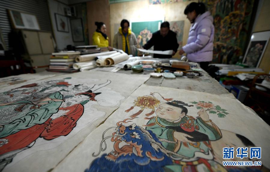12月23日，民間畫師姚淑龍（右二）在石家莊市新華區(qū)燕趙藝術(shù)市場(chǎng)工作室向?qū)W生傳授繪畫技藝。河北石家莊的民間畫師姚淑龍6歲時(shí)參觀毗盧寺，就被寺內(nèi)精美的壁畫深深吸引。2006年開始，姚淑龍開始鉆研繪制古壁畫的傳統(tǒng)工藝技法，他運(yùn)用白描、上色、瀝粉貼金等傳統(tǒng)技法，原比例臨摹了200多平方米的毗盧寺壁畫。在專注創(chuàng)作的同時(shí)，姚淑龍還通過(guò)開辦展覽、校園講座、免費(fèi)培訓(xùn)等形式，積極推廣中國(guó)傳統(tǒng)繪畫技藝。新華社發(fā)（陳其保 攝）