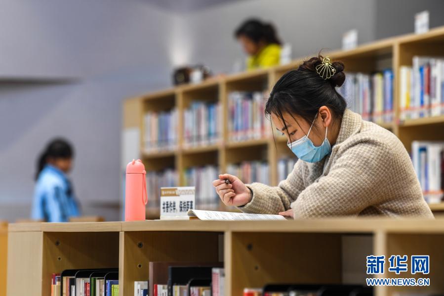 12月27日，市民在南寧市圖書館閱讀。近年來，廣西南寧市將公共圖書館、圖書流通點、商業(yè)書店等資源充分整合，不斷增強(qiáng)公共文化服務(wù)能力，為讀者提供優(yōu)質(zhì)的公共閱讀空間。新華社記者 曹祎銘 攝