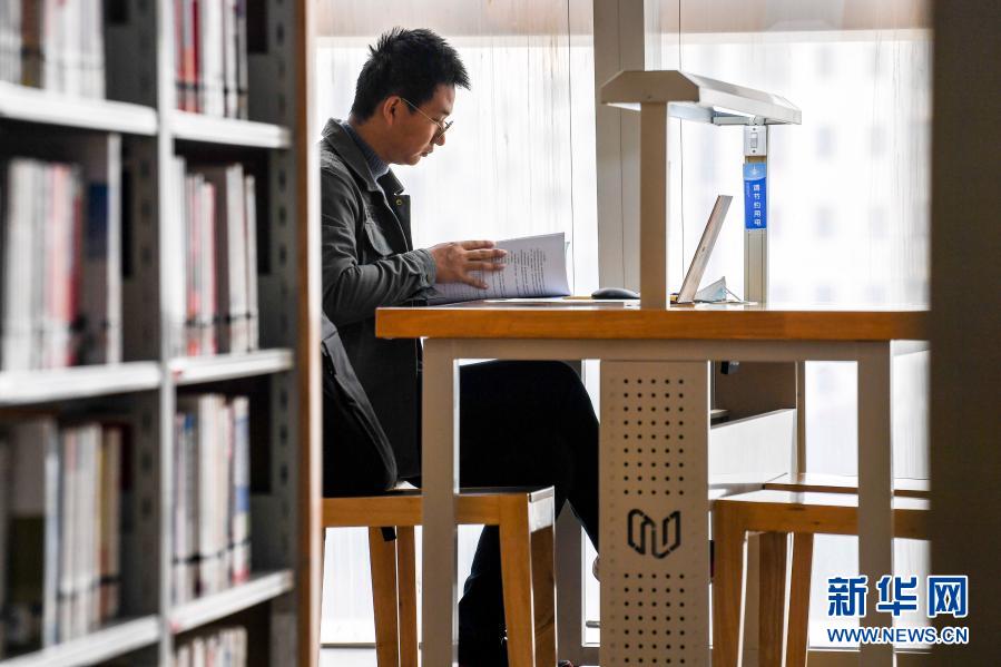 12月27日，市民在南寧市圖書館閱讀。近年來，廣西南寧市將公共圖書館、圖書流通點、商業(yè)書店等資源充分整合，不斷增強(qiáng)公共文化服務(wù)能力，為讀者提供優(yōu)質(zhì)的公共閱讀空間。新華社記者 曹祎銘 攝